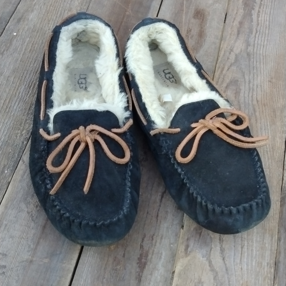 UGG DAKOTA slippers